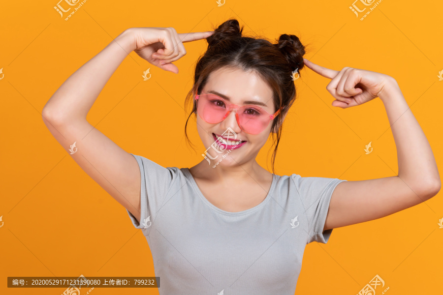棚拍年轻女子