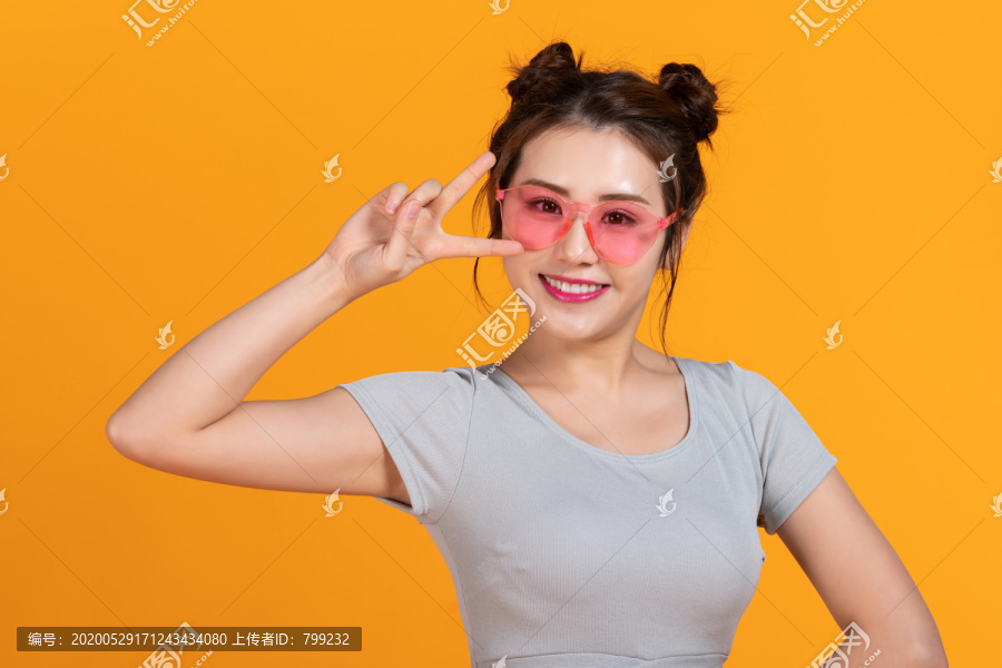 棚拍年轻女子