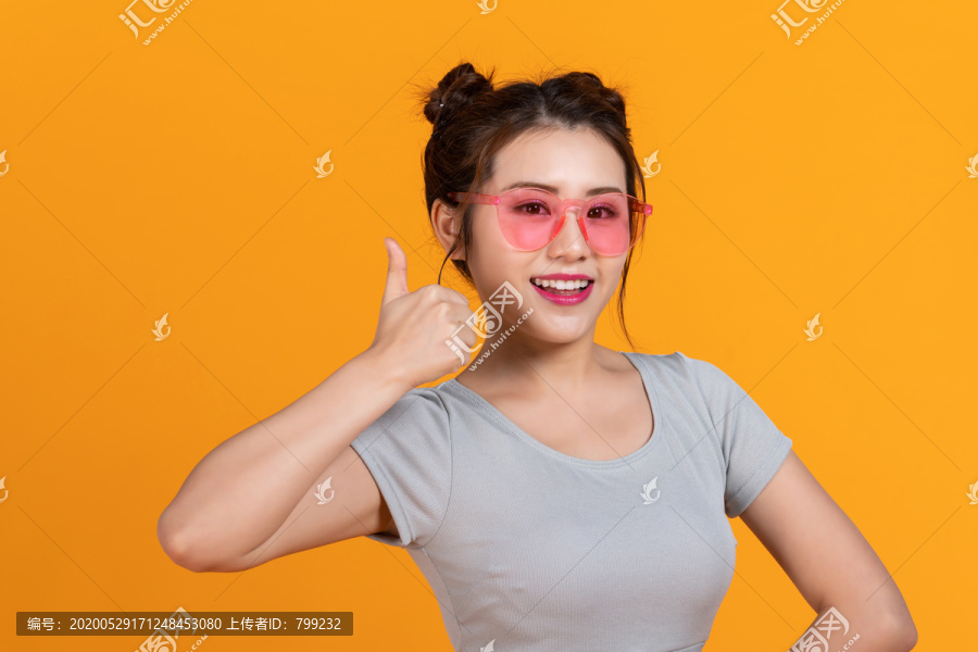 棚拍年轻女子