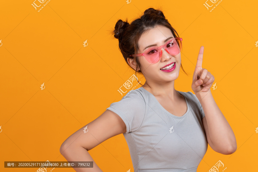 棚拍年轻女子