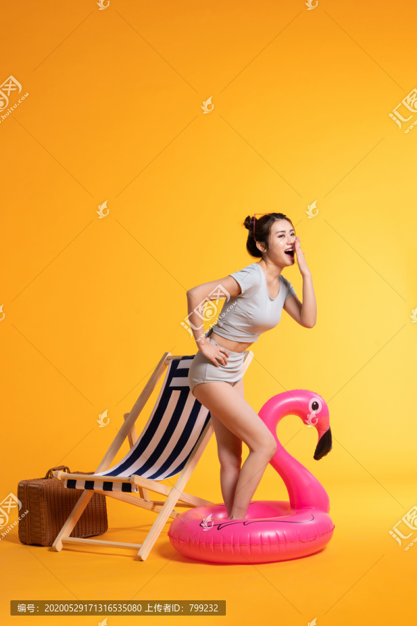 棚拍泳装年轻女子