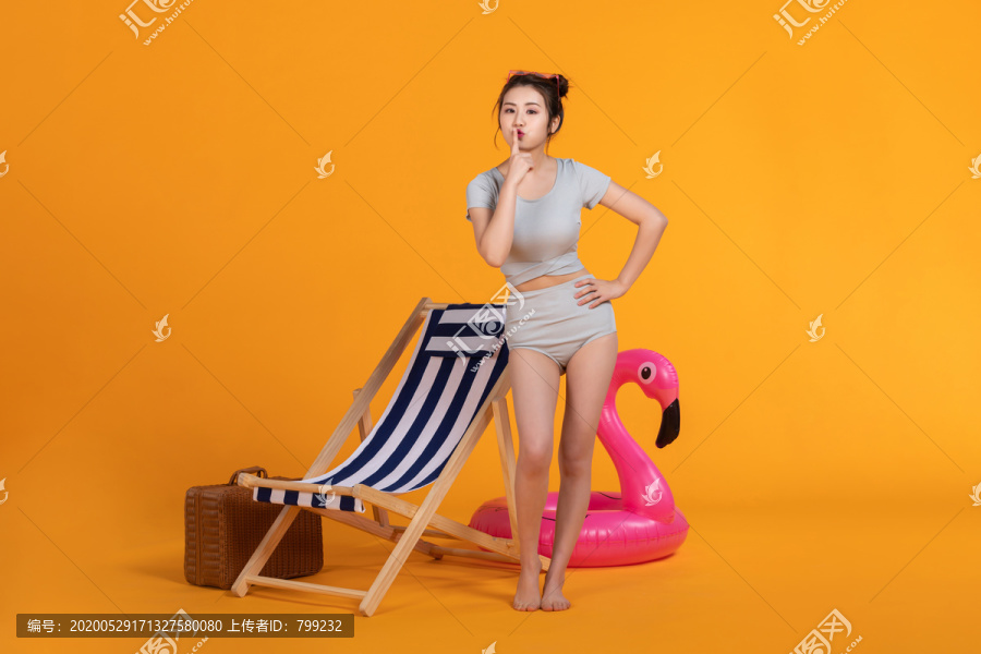 棚拍泳装年轻女子