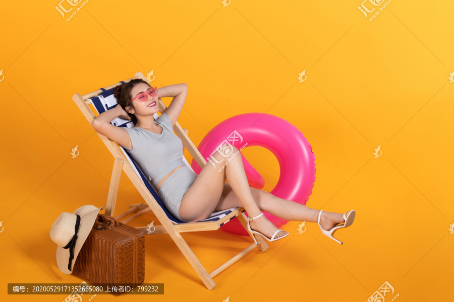 棚拍泳装年轻女子