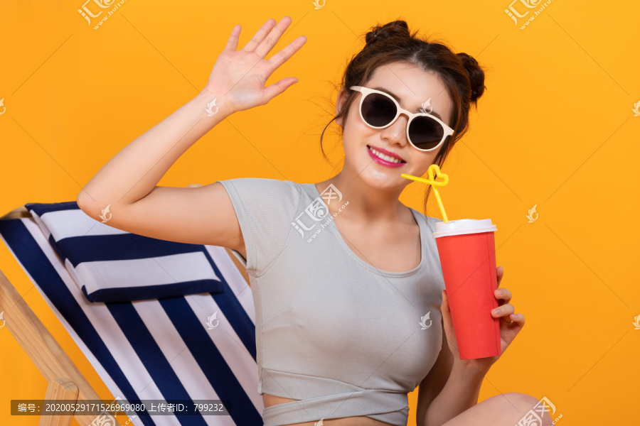 棚拍泳装年轻女子