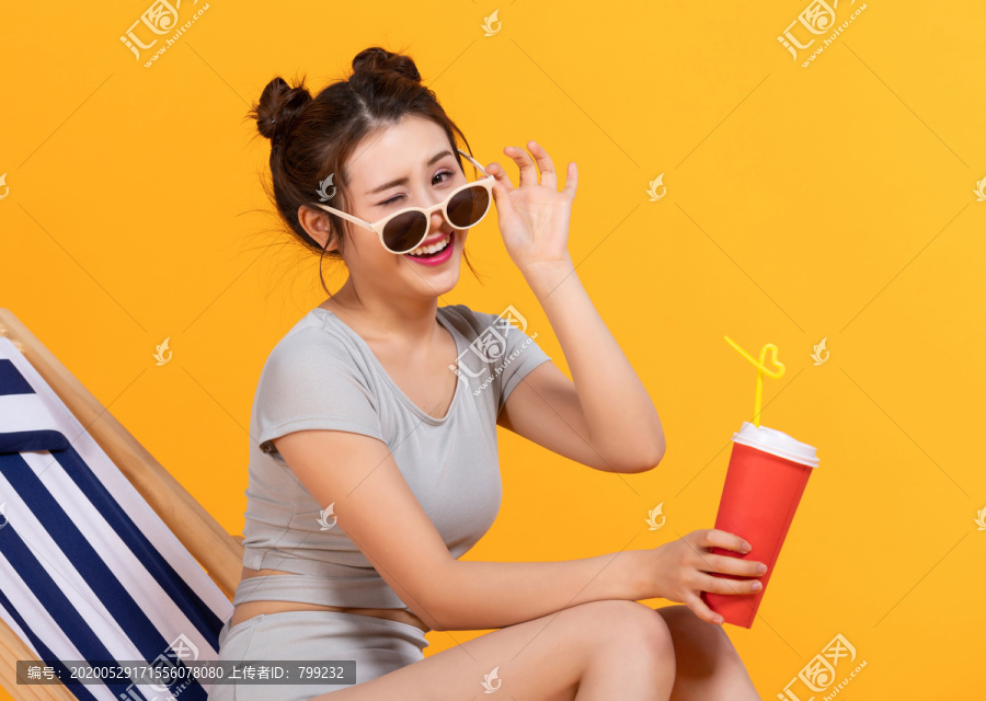 棚拍泳装年轻女子