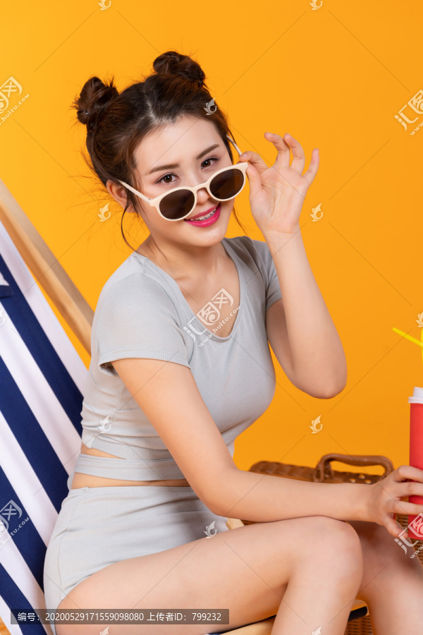 棚拍泳装年轻女子