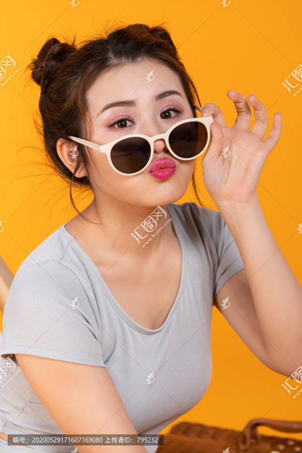 棚拍泳装年轻女子