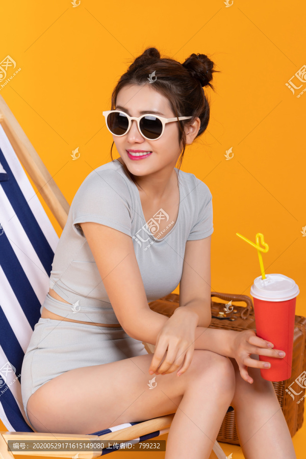 棚拍泳装年轻女子