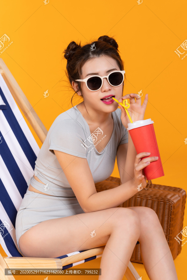 棚拍泳装年轻女子