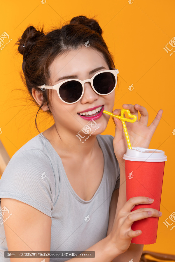 棚拍泳装年轻女子