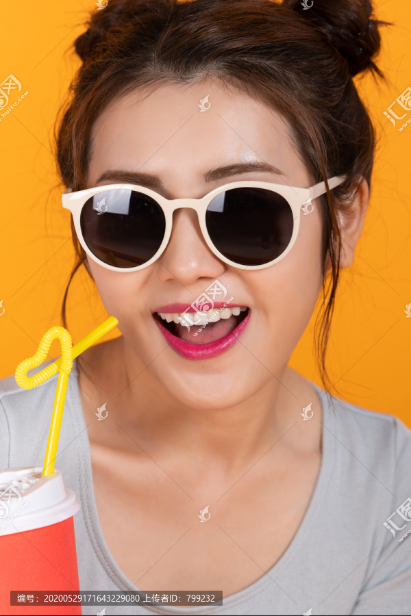 棚拍年轻女子