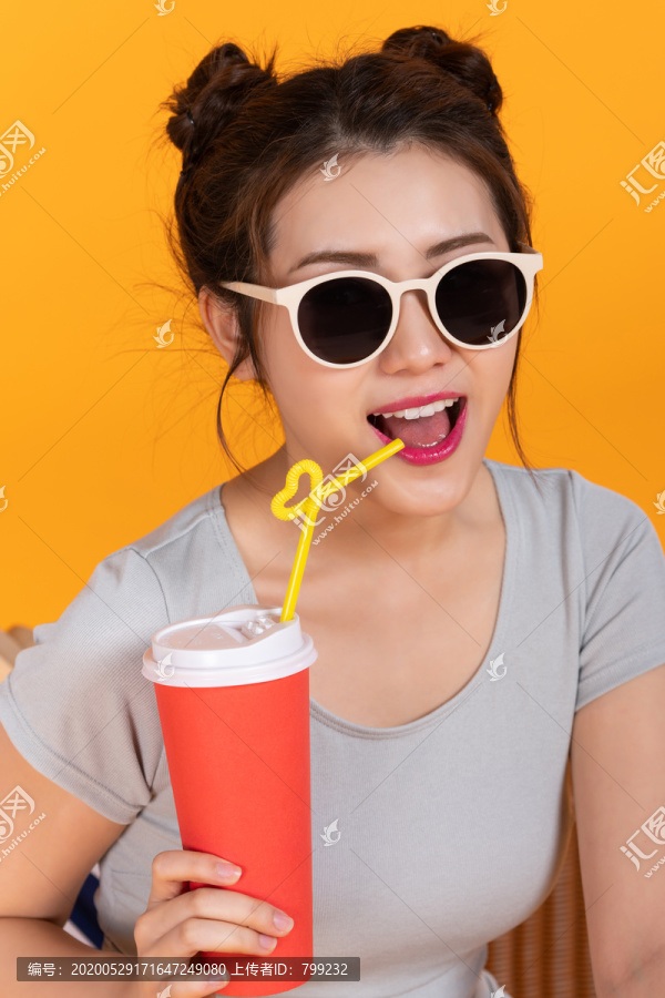 棚拍年轻女子