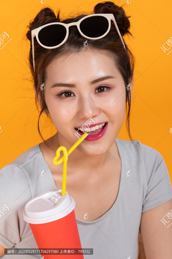 棚拍年轻女子