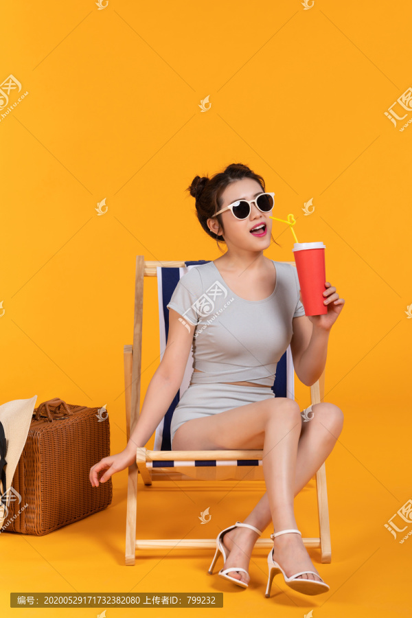 棚拍泳装年轻女子