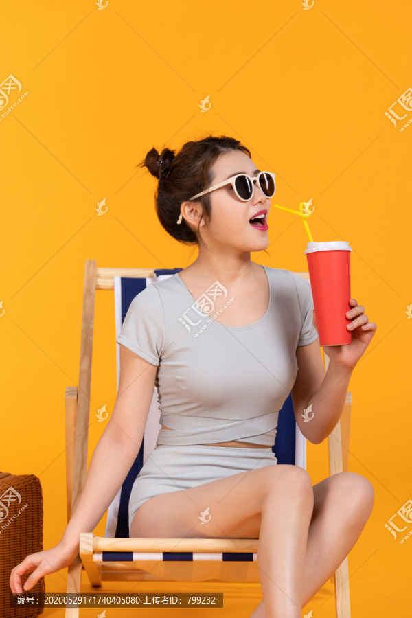 棚拍泳装年轻女子