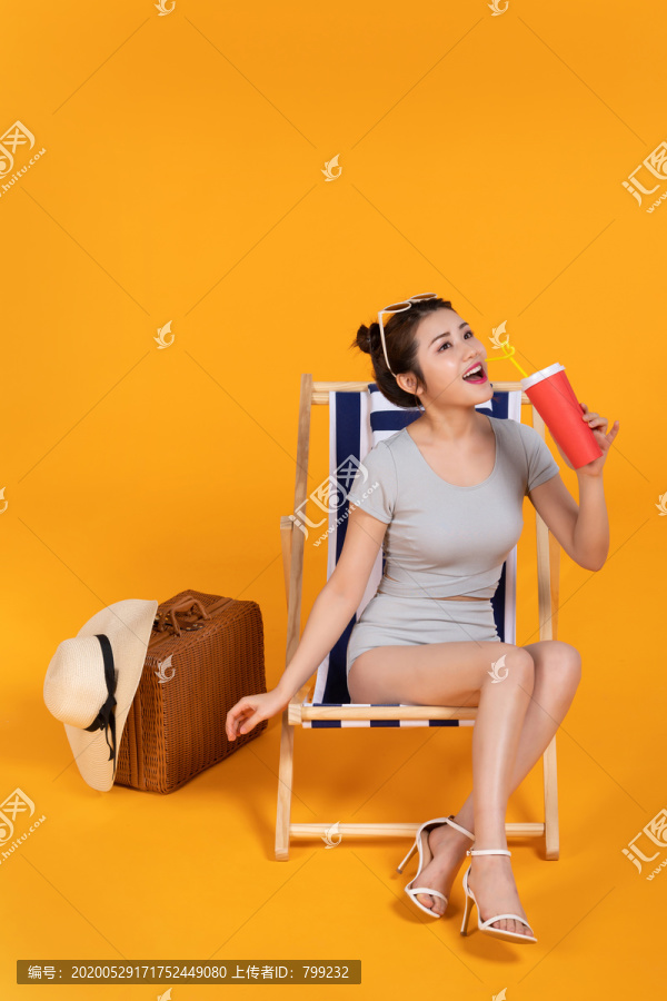 棚拍泳装年轻女子