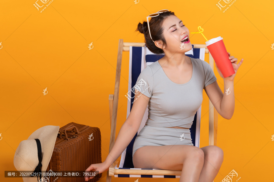 棚拍泳装年轻女子