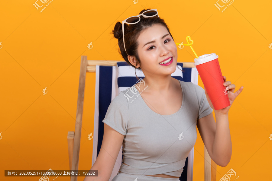 棚拍泳装年轻女子