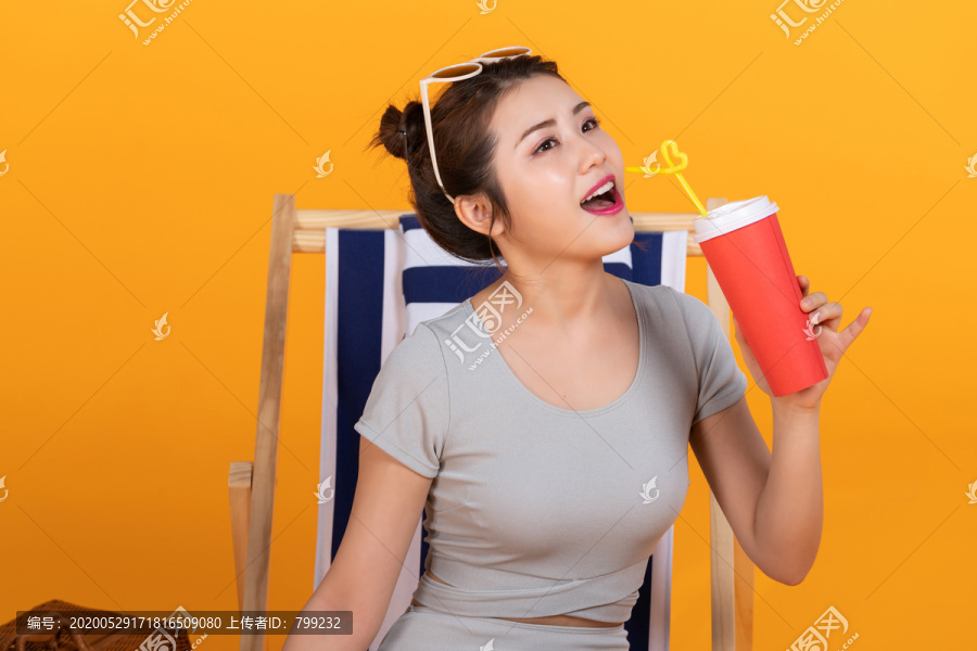 棚拍泳装年轻女子