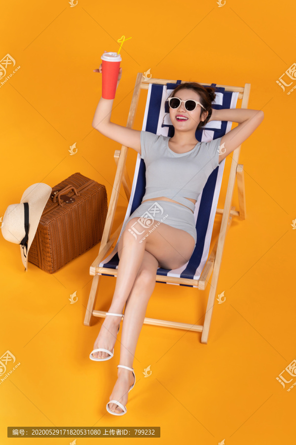 棚拍泳装年轻女子
