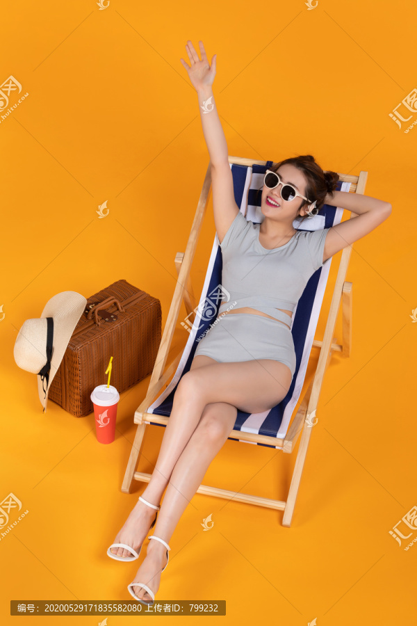 棚拍泳装年轻女子