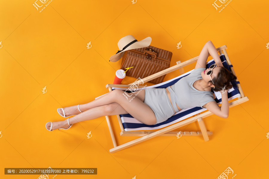 棚拍泳装年轻女子