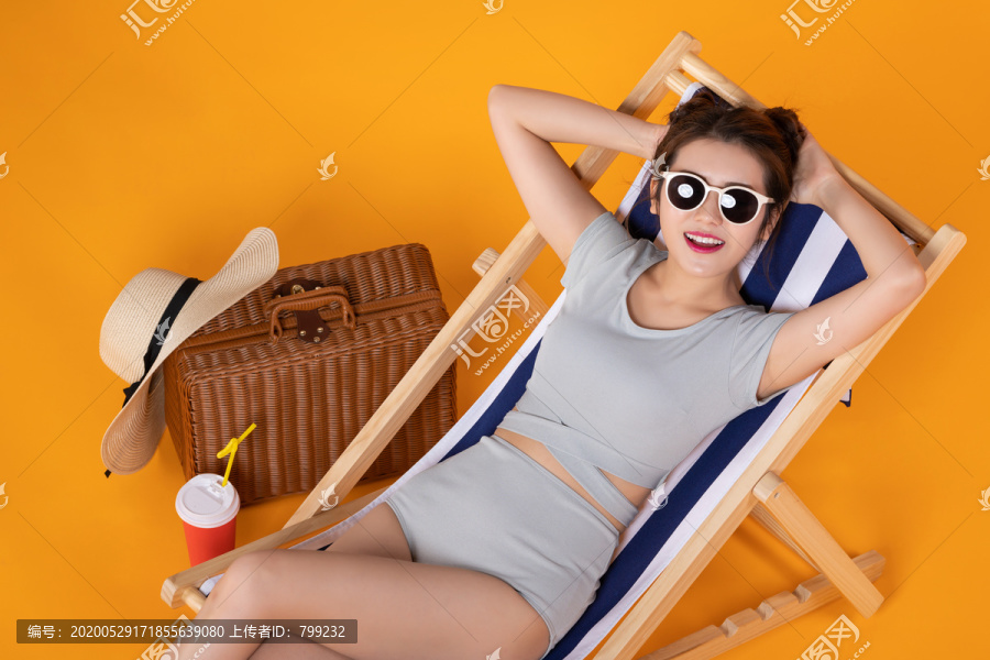 棚拍泳装年轻女子