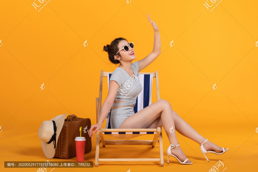 棚拍泳装年轻女子