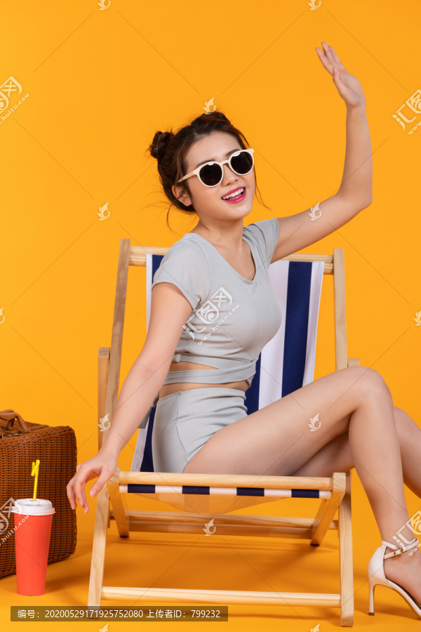 棚拍泳装年轻女子