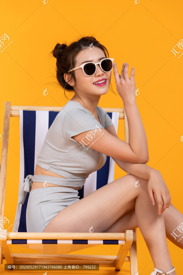 棚拍泳装年轻女子