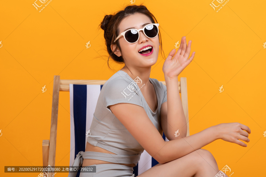 棚拍泳装年轻女子
