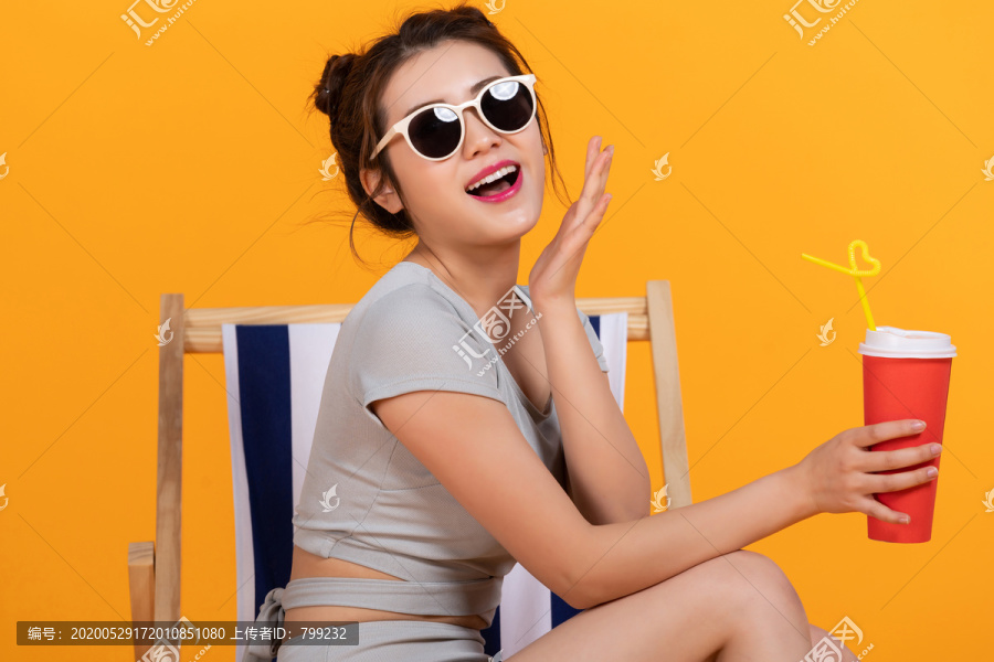 棚拍泳装年轻女子
