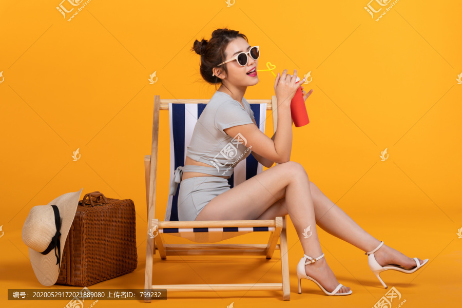 棚拍泳装年轻女子