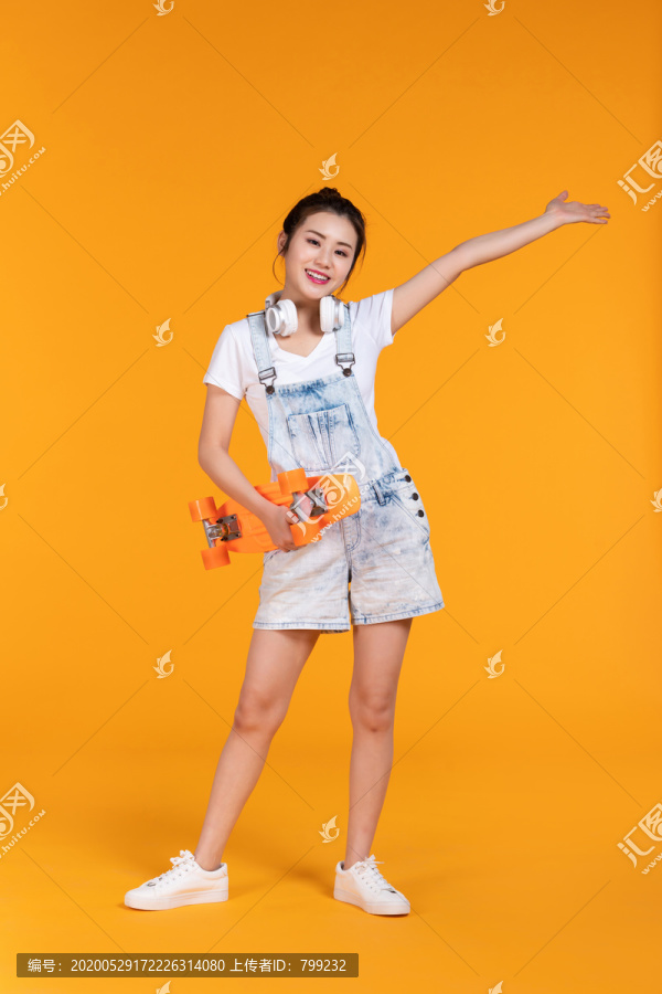 棚拍拿着滑板的年轻女子