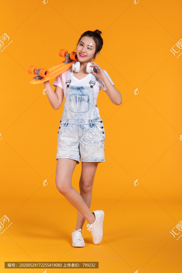棚拍拿着滑板的年轻女子