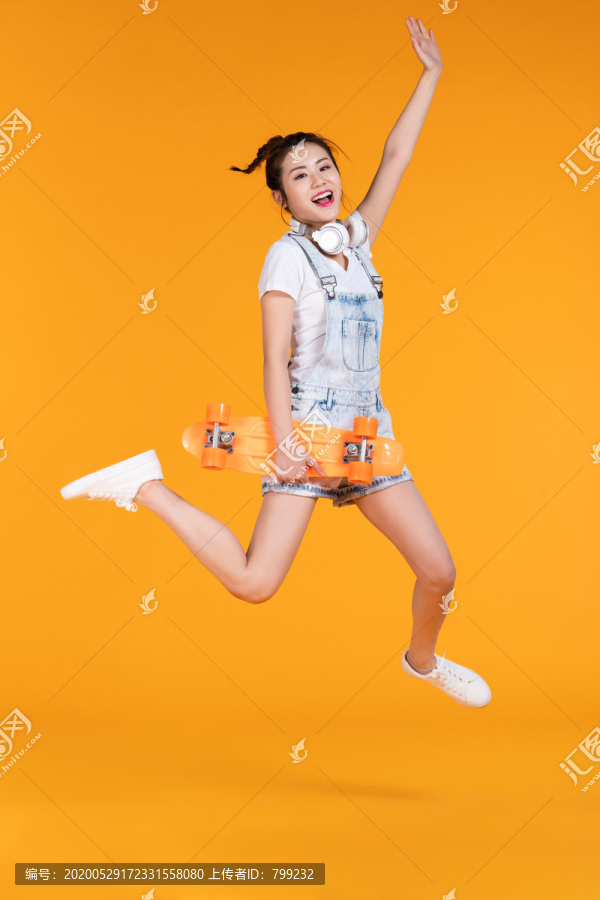 棚拍拿着滑板的年轻女子