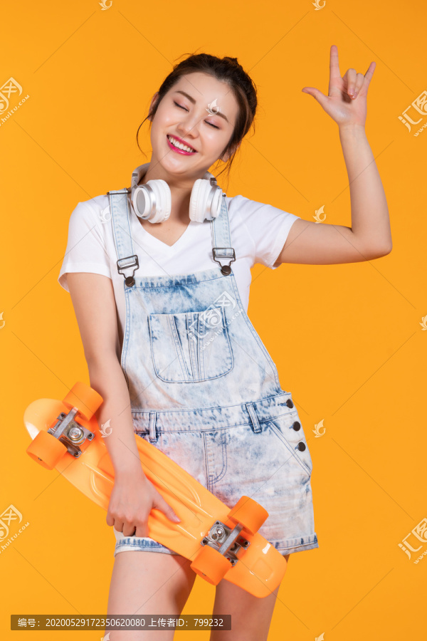 棚拍拿着滑板的年轻女子