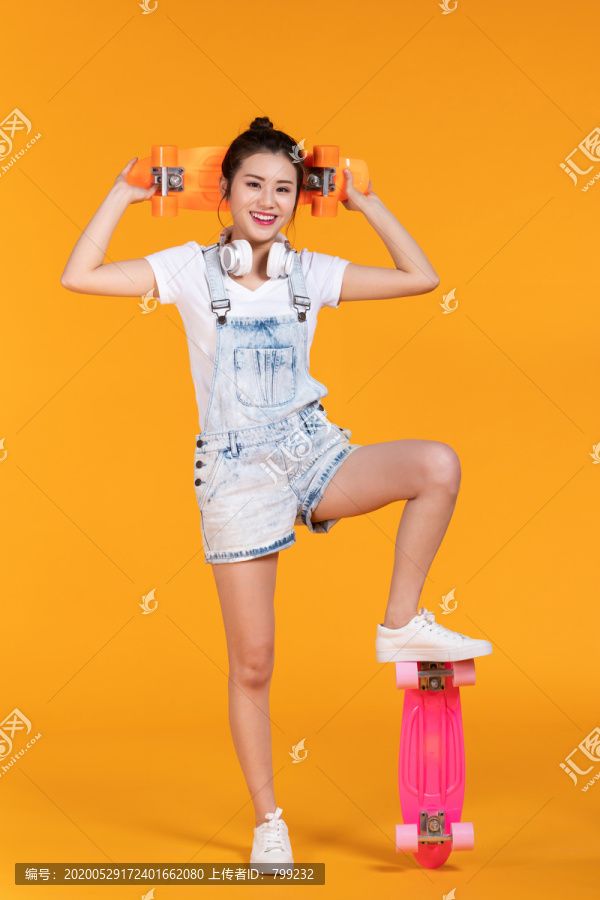 棚拍拿着滑板的年轻女子