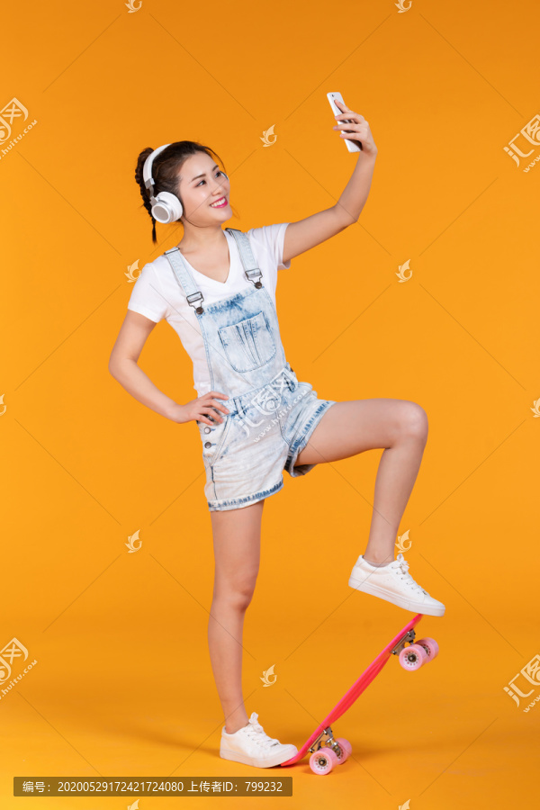 棚拍玩滑板的年轻女子