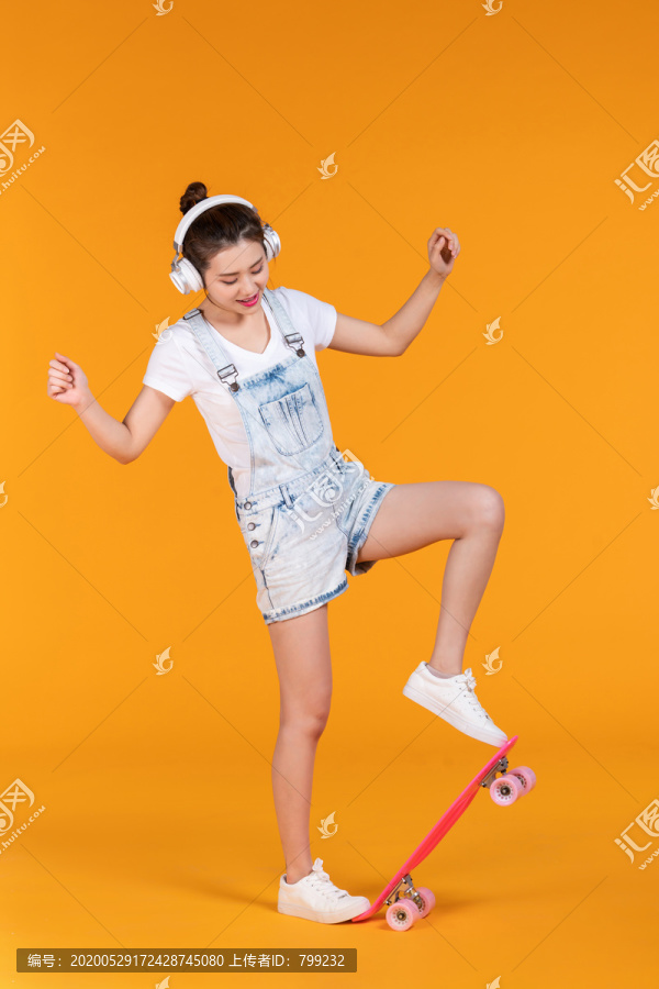 棚拍玩滑板的年轻女子
