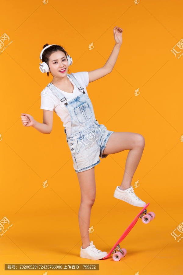 棚拍玩滑板的年轻女子