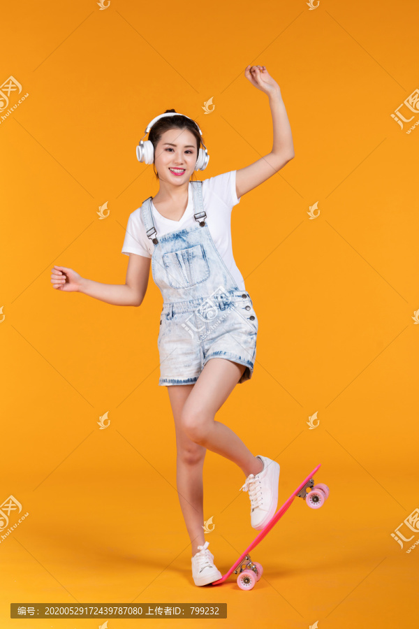 棚拍玩滑板的年轻女子