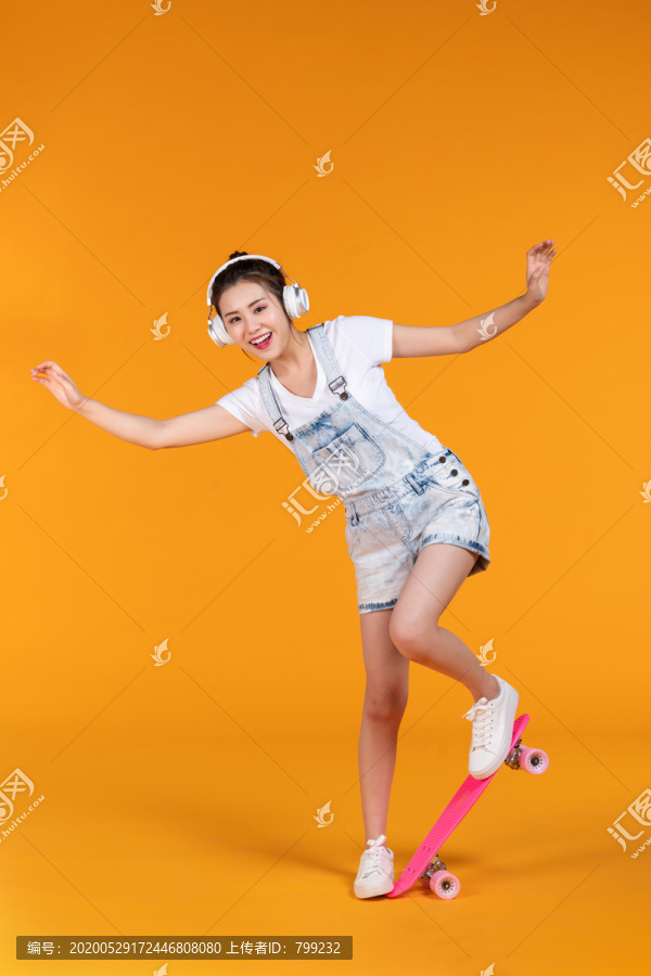 棚拍玩滑板的年轻女子