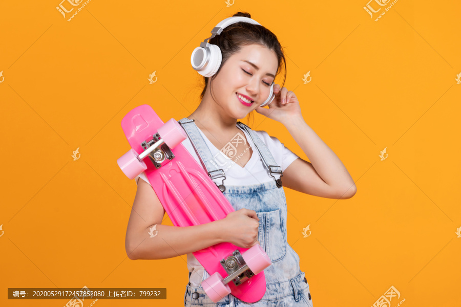 棚拍拿着滑板的年轻女子