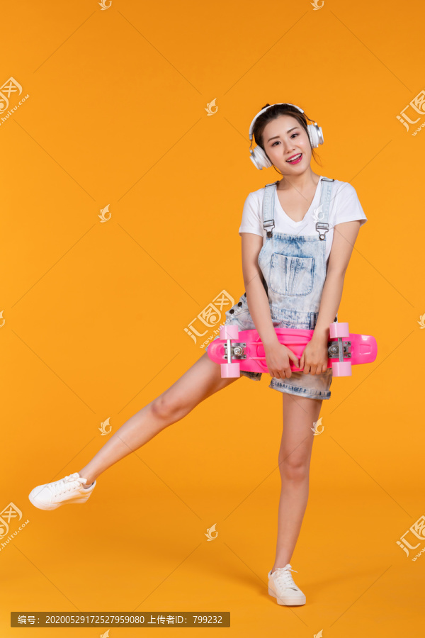 棚拍拿着滑板的年轻女子