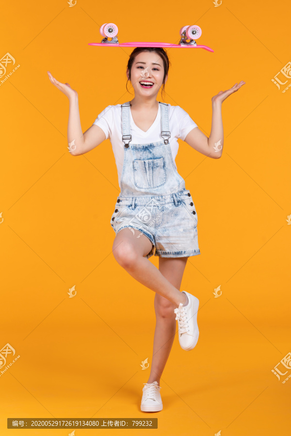 棚拍拿着滑板的年轻女子