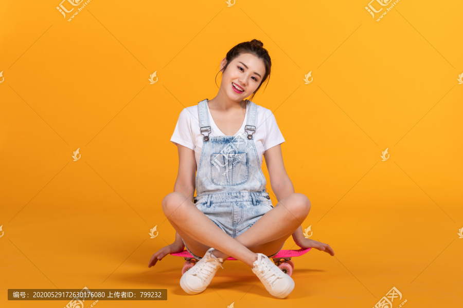 棚拍玩滑板的年轻女子