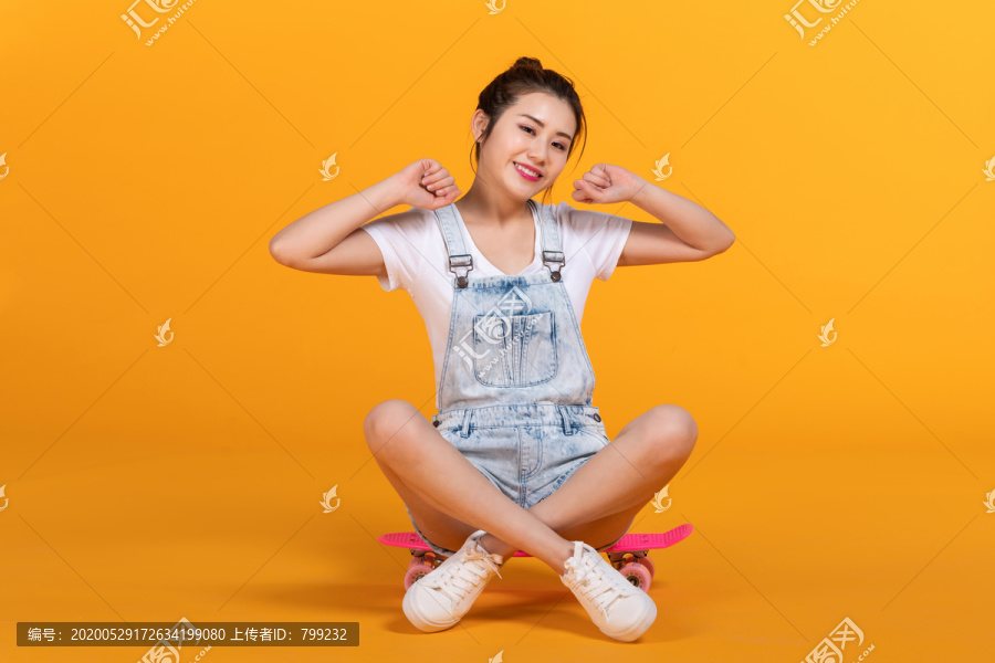 棚拍玩滑板的年轻女子
