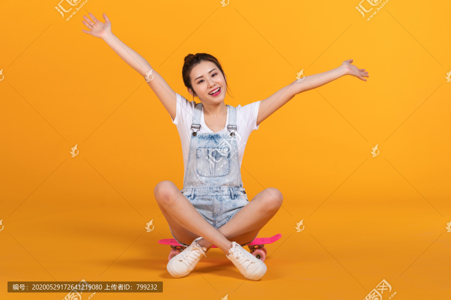 棚拍玩滑板的年轻女子