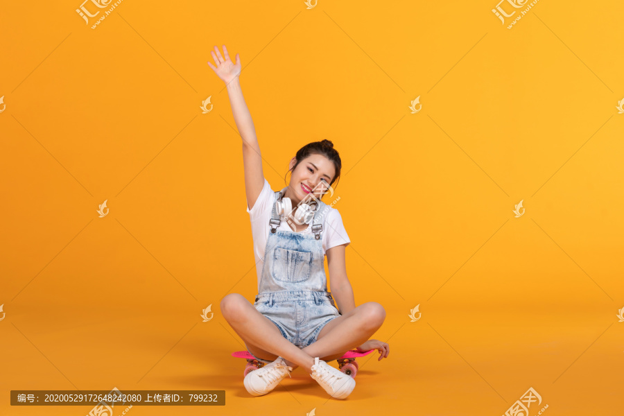 棚拍玩滑板的年轻女子